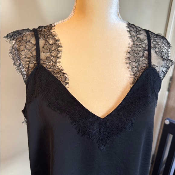 Black Eyelash Lace V Neck Cami - Picture 3 of 13